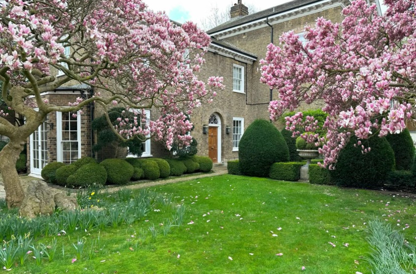 Eladó Freddie Mercury londoni lakása 